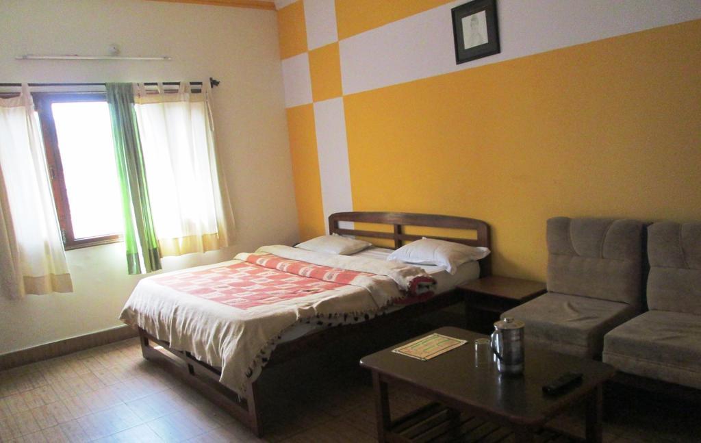 Ranikhet Grand Hotell Rum bild