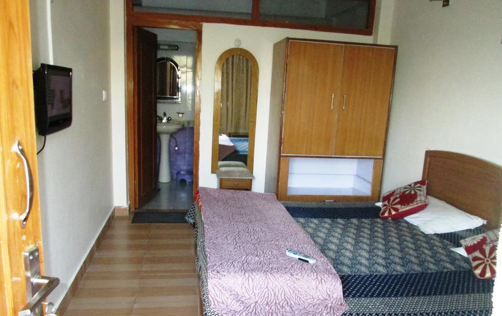 Ranikhet Grand Hotell Rum bild
